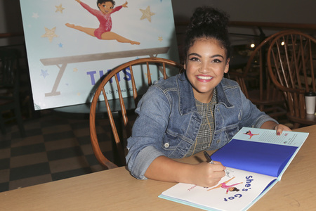 Autogrammstunde mit Laurie Hernandez in Huntington