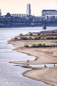 Niedrigwasser im Rhein in Köln