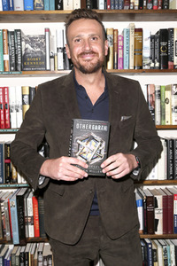 Buchsignierstunde mit Jason Segel und Kirsten Miller in Huntingston