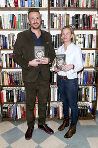 Buchsignierstunde mit Jason Segel und Kirsten Miller in Huntingston