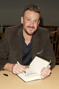 Buchsignierstunde mit Jason Segel und Kirsten Miller in Huntingston