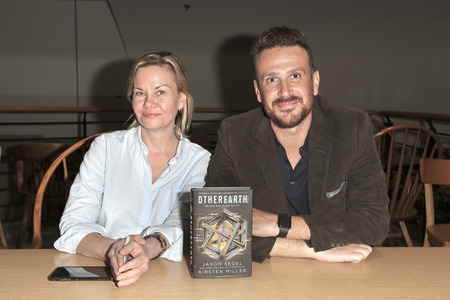 Buchsignierstunde mit Jason Segel und Kirsten Miller in Huntingston