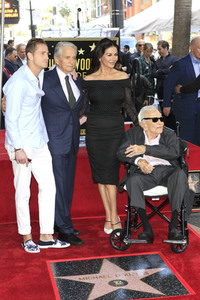Michael Douglas erhält einen Stern auf dem Hollywood Walk of Fame in Los Angeles