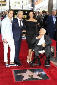 Michael Douglas erhält einen Stern auf dem Hollywood Walk of Fame in Los Angeles