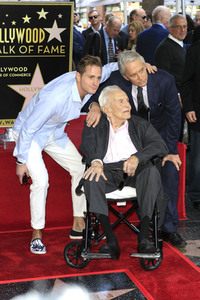 Michael Douglas erhält einen Stern auf dem Hollywood Walk of Fame in Los Angeles