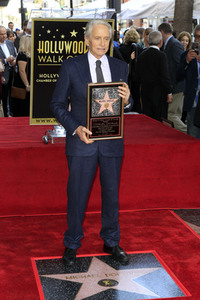 Michael Douglas erhält einen Stern auf dem Hollywood Walk of Fame in Los Angeles