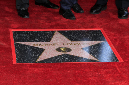Michael Douglas erhält einen Stern auf dem Hollywood Walk of Fame in Los Angeles