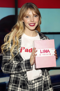 Autogrammstunde von Lina Larissa Strahl in Hamburg