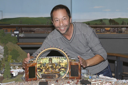 DJ Bobo besucht das Miniatur Wunderland in Hamburg