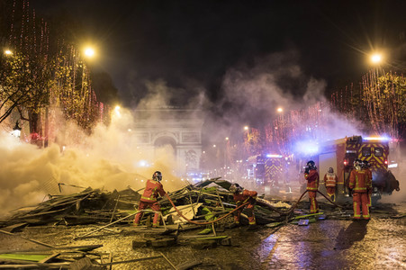 Ausschreitungen nach Demonstration der Warnwesten in Paris