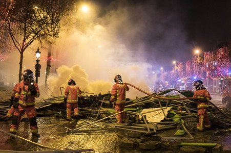 Ausschreitungen nach Demonstration der Warnwesten in Paris