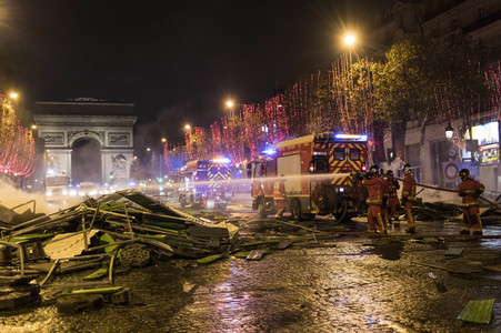 Ausschreitungen nach Demonstration der Warnwesten in Paris