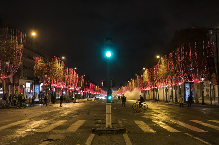 Ausschreitungen nach Demonstration der Warnwesten in Paris