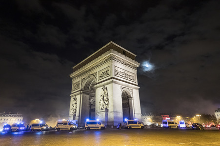 Ausschreitungen nach Demonstration der Warnwesten in Paris