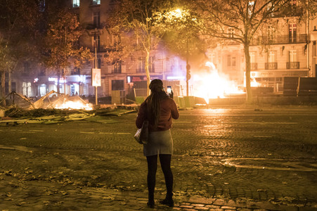 Ausschreitungen nach Demonstration der Warnwesten in Paris