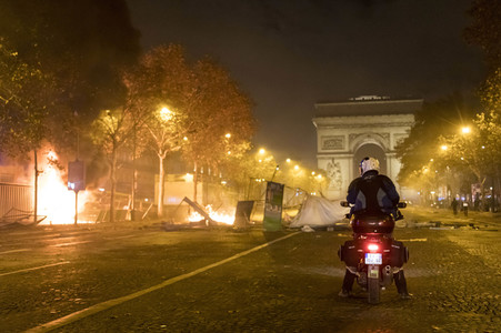 Ausschreitungen nach Demonstration der Warnwesten in Paris