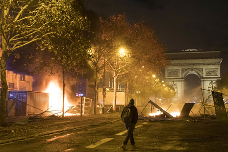 Ausschreitungen nach Demonstration der Warnwesten in Paris