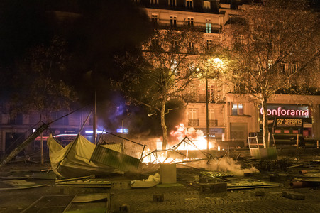Ausschreitungen nach Demonstration der Warnwesten in Paris