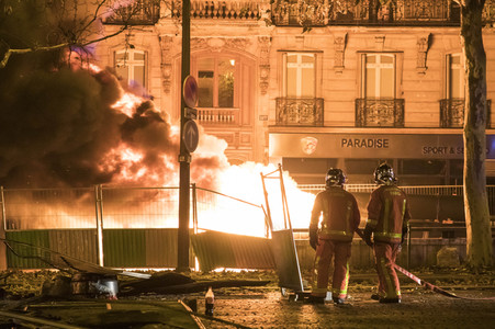 Ausschreitungen nach Demonstration der Warnwesten in Paris