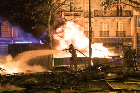Ausschreitungen nach Demonstration der Warnwesten in Paris