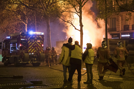 Ausschreitungen nach Demonstration der Warnwesten in Paris