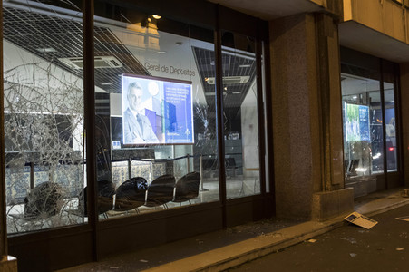 Ausschreitungen nach Demonstration der Warnwesten in Paris