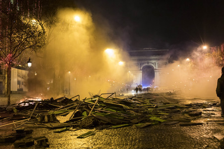Ausschreitungen nach Demonstration der Warnwesten in Paris