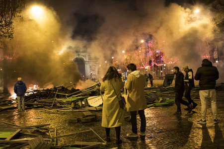 Ausschreitungen nach Demonstration der Warnwesten in Paris
