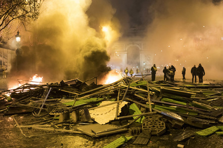 Ausschreitungen nach Demonstration der Warnwesten in Paris