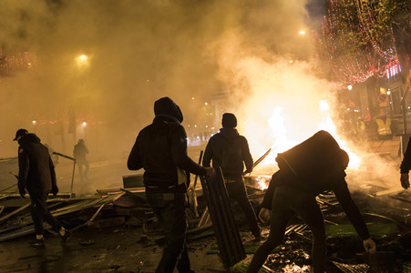 Ausschreitungen nach Demonstration der Warnwesten in Paris