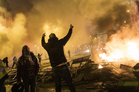 Ausschreitungen nach Demonstration der Warnwesten in Paris