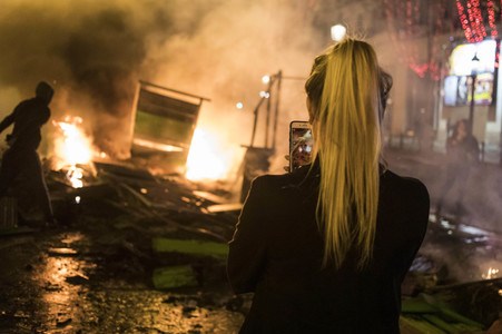 Ausschreitungen nach Demonstration der Warnwesten in Paris