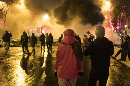 Ausschreitungen nach Demonstration der Warnwesten in Paris