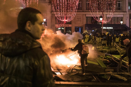 Ausschreitungen nach Demonstration der Warnwesten in Paris