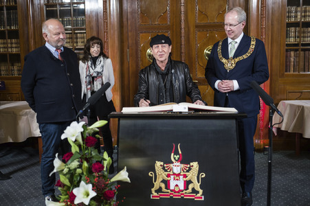 Klaus Meine trägt sich ins Goldene Buch der Stadt Hannover ein