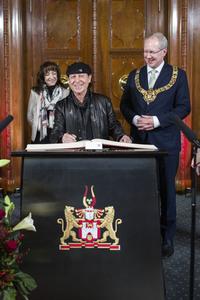 Klaus Meine trägt sich ins Goldene Buch der Stadt Hannover ein
