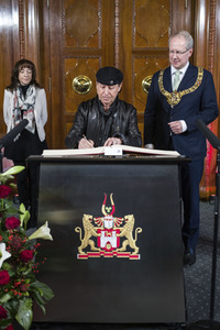 Klaus Meine trägt sich ins Goldene Buch der Stadt Hannover ein