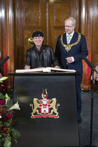 Klaus Meine trägt sich ins Goldene Buch der Stadt Hannover ein