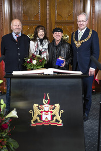 Klaus Meine trägt sich ins Goldene Buch der Stadt Hannover ein
