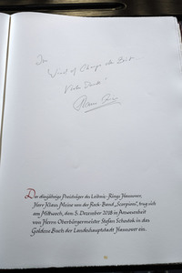 Klaus Meine trägt sich ins Goldene Buch der Stadt Hannover ein