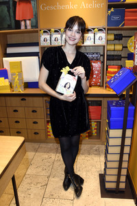 Weihnachtsaktion mit Emilia Schüle in München