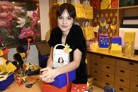Weihnachtsaktion mit Emilia Schüle in München