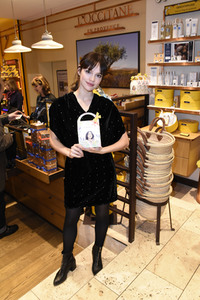 Weihnachtsaktion mit Emilia Schüle in München