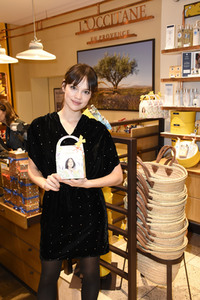Weihnachtsaktion mit Emilia Schüle in München