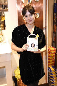 Weihnachtsaktion mit Emilia Schüle in München