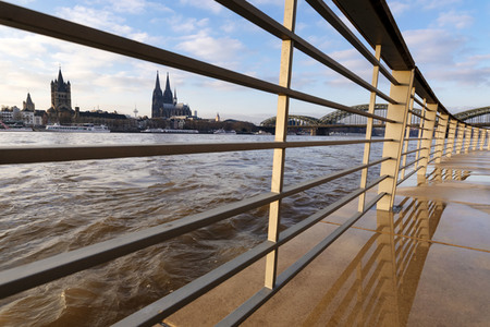 Symbolbild Rheinpegel