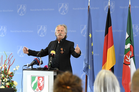 Bundesverdiestkreuz für Henning Krautmacher in Düsseldorf
