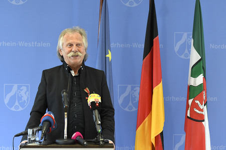 Bundesverdiestkreuz für Henning Krautmacher in Düsseldorf