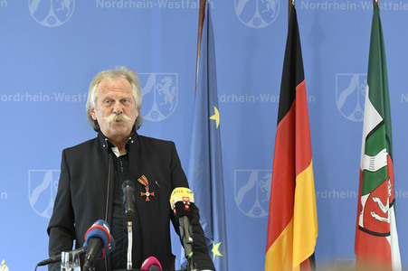 Bundesverdiestkreuz für Henning Krautmacher in Düsseldorf