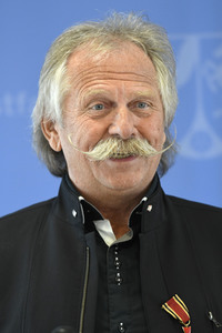 Bundesverdiestkreuz für Henning Krautmacher in Düsseldorf